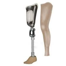 Chỉ định và thiết kế chân giả trên gối. Chân giả chỉ định cho bệnh nhân cắt ngang xương đùi với mỏm cụt dài, trung bình và ngắn được thiết kế và sử dụng các loại vật liệu, bán thành phẩm theo các công nghệ khác nhau (Xương ngoài - truyền thống hoặc công nghệ Modular - Xương trong với các loại bàn chân và khớp gối hiện đại) và được lắp ghép với Ổ Mỏm Cụt (Socket) đảm bảo yêu cầu kỹ thuật tiêu chuẩn và phù hợp với các kích thước, thông số riêng của từng bệnh nhân.